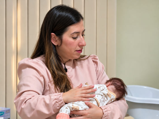 Cristina Volcov mostrando como segurar o bebê no colo