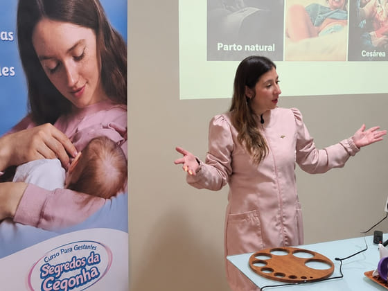 Cristina Volcov dando aula no curso para gestantes