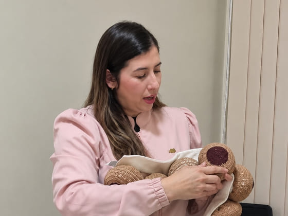 Cristina Volcov com mamas de crochê usadas nas aulas de amamentação